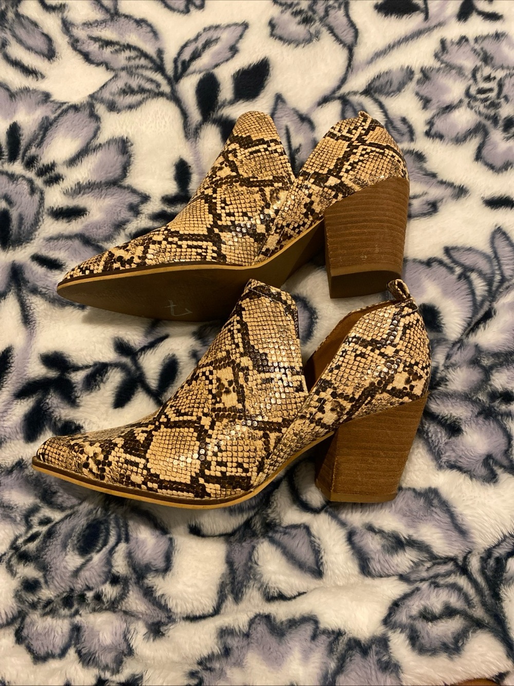 BEAST FASHION Snake-Print Pointed Booties in Tan and Black - Picture 2 of 7